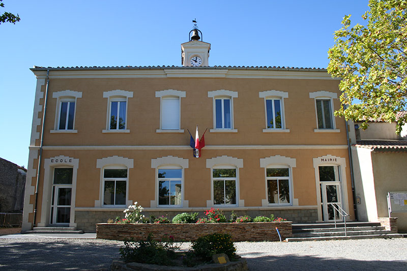 Vue de la Mairie de la commune d'Aigues-Vives