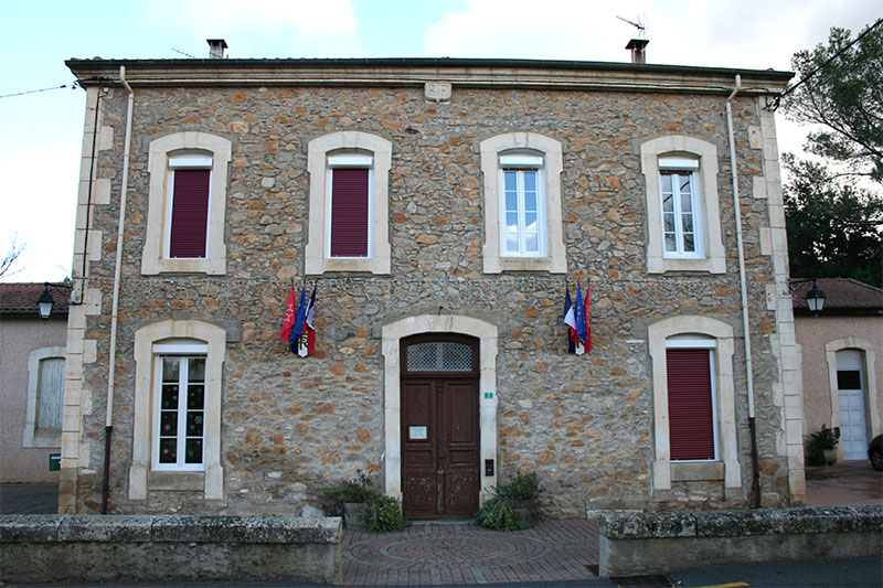 Vue de la Mairie de la commune de Pierrerue